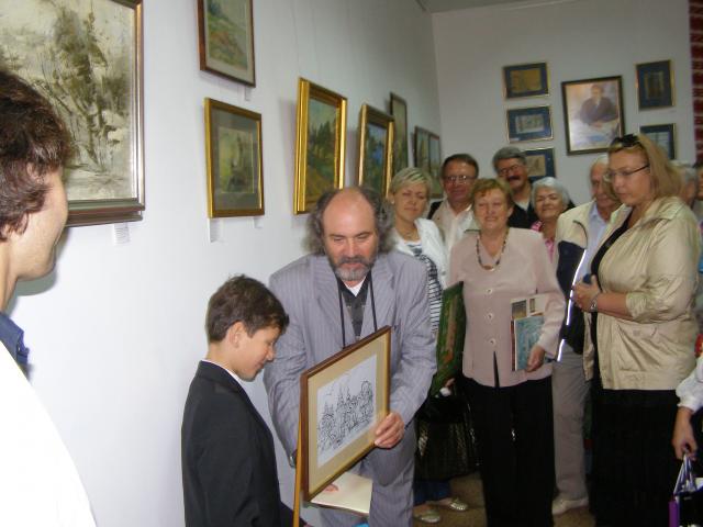 Літературно паломництво в Піски ( лауреат Валерій Франчук дарує шкільному музею-галереї  свою картину.JPG)